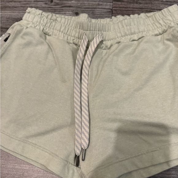 Vuori Halo performance Shorts size SMALL - Picture 2 of 6